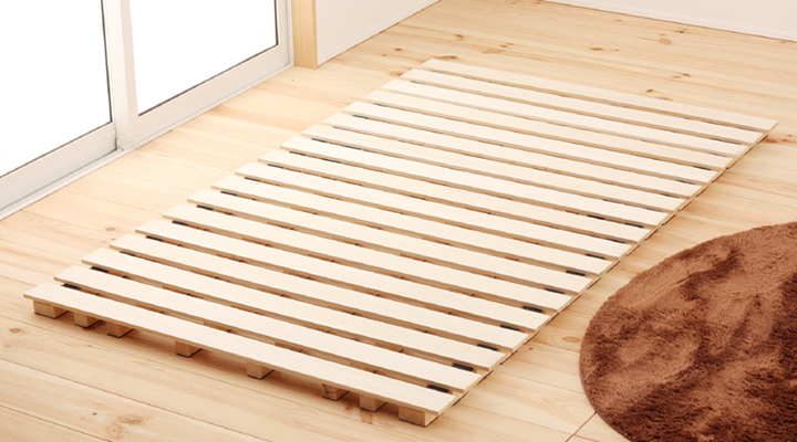 シンプルなすのこベッドだから、いつでもどこでも使いやすい。